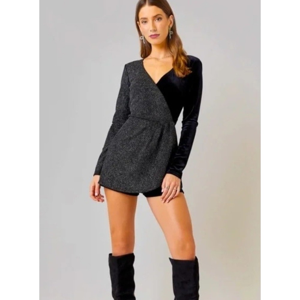 Mi Ami Francesca's Black Velvet Glitter‎ Shorts Romper Long Sleeve V-Neck Small